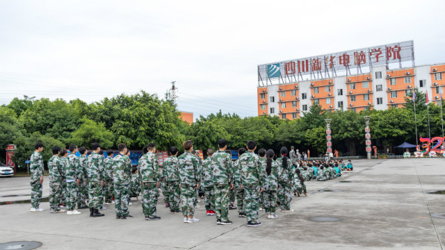 新生的第一課，軍訓(xùn)生活打響了新生活的第一槍！