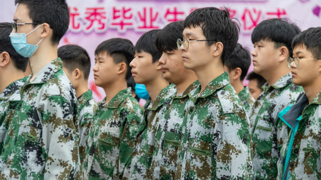 新生的第一課，軍訓(xùn)生活打響了新生活的第一槍！