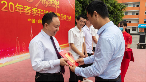中國東方教育匠師：張興強(qiáng) ▎不忘初心 新華十載風(fēng)雨同舟