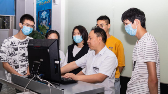 中國東方教育匠師：張興強(qiáng) ▎不忘初心 新華十載風(fēng)雨同舟