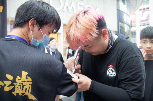 電競少年又雙叒叕奪得冠軍，新華行走中的冠軍！