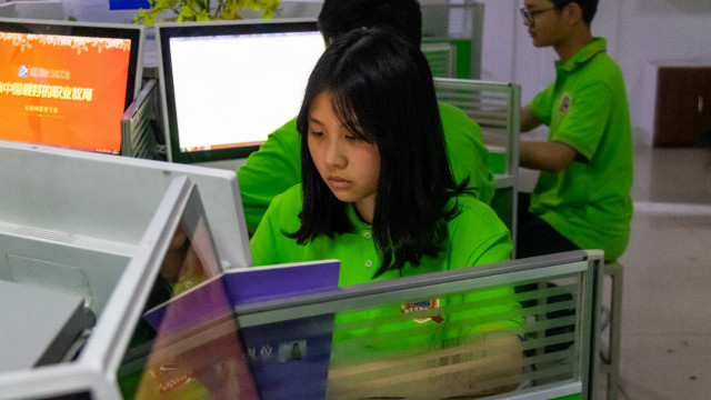 想要學(xué)一門實(shí)用的技術(shù)，選擇了UI