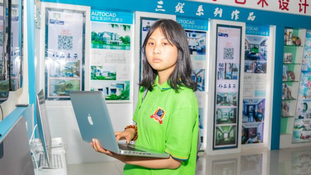 想要學(xué)一門實(shí)用的技術(shù)，選擇了UI