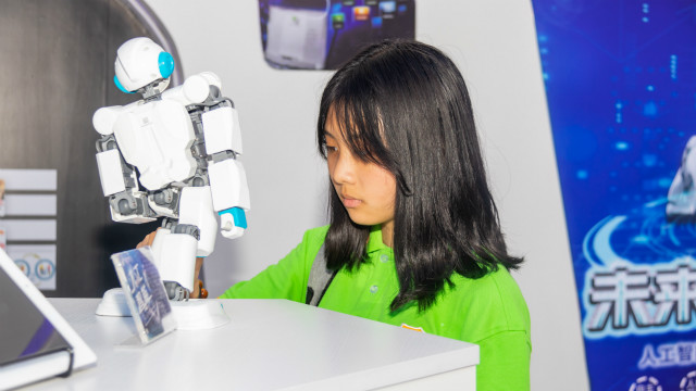 想要學(xué)一門實(shí)用的技術(shù)，選擇了UI