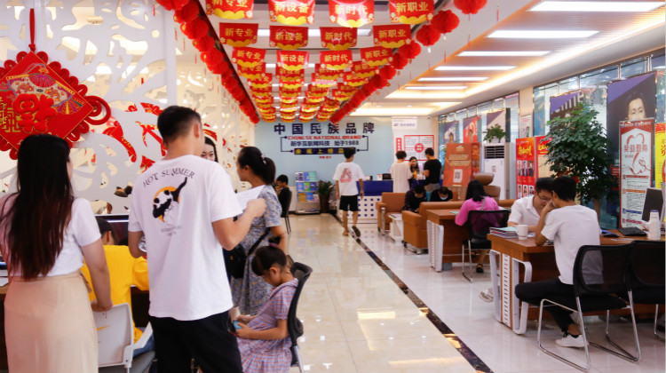 好學(xué)校成就好未來，四川新華火熱招生中……