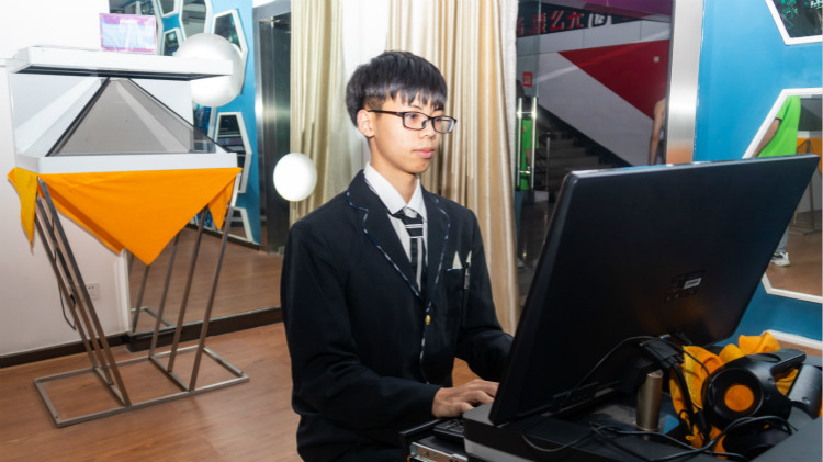 心中有火，眼中有光，新華圓夢少年！