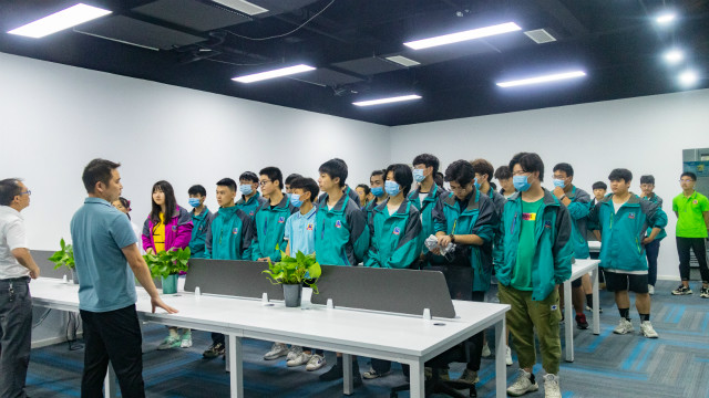 就業(yè)如此困難，他們?yōu)槭裁床粨?dān)心？