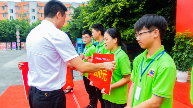 2020“紅色青春·魅力校園”四川新華勵(lì)志獎(jiǎng)學(xué)金頒獎(jiǎng)典禮盛大舉行！