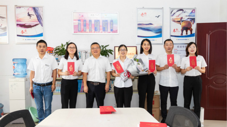 教師節(jié)校領(lǐng)導(dǎo)慰問各部門老師