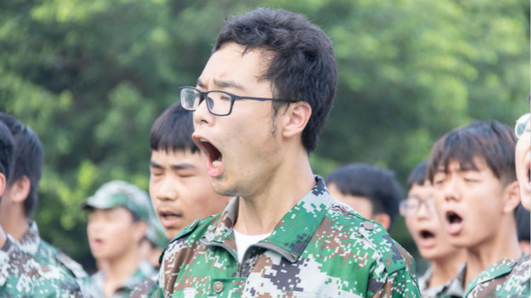 新華“三教三訓(xùn)”之軍訓(xùn)|揮灑汗水書寫迷彩青春！