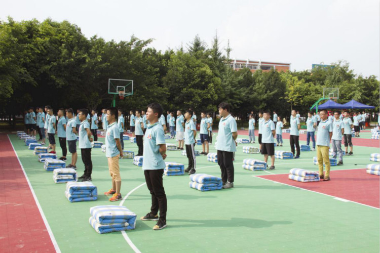 新華“三教三訓(xùn)”之軍訓(xùn)|揮灑汗水書寫迷彩青春！