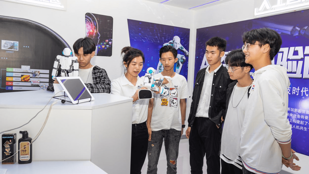 來(lái)四川新華，給你一個(gè)燦爛的前程！