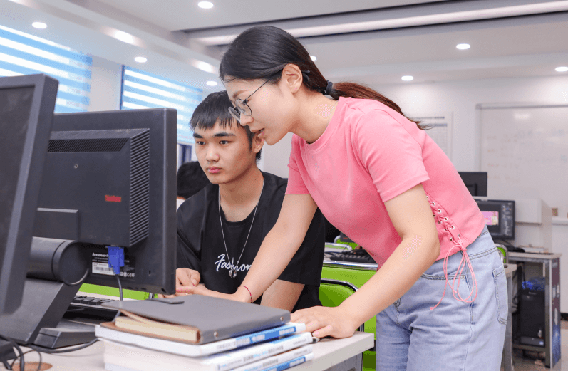 來(lái)四川新華，給你一個(gè)燦爛的前程！