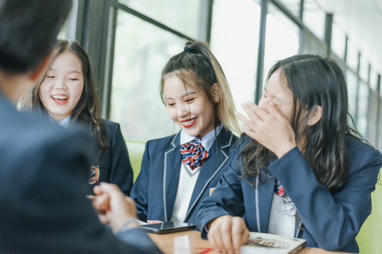 來新華學好互聯(lián)網(wǎng)技術(shù)，才能登的更高，走的更遠