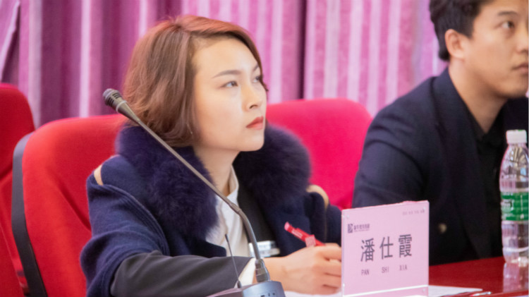 求職面試時容易膽怯？四川新華現(xiàn)場模擬面試！