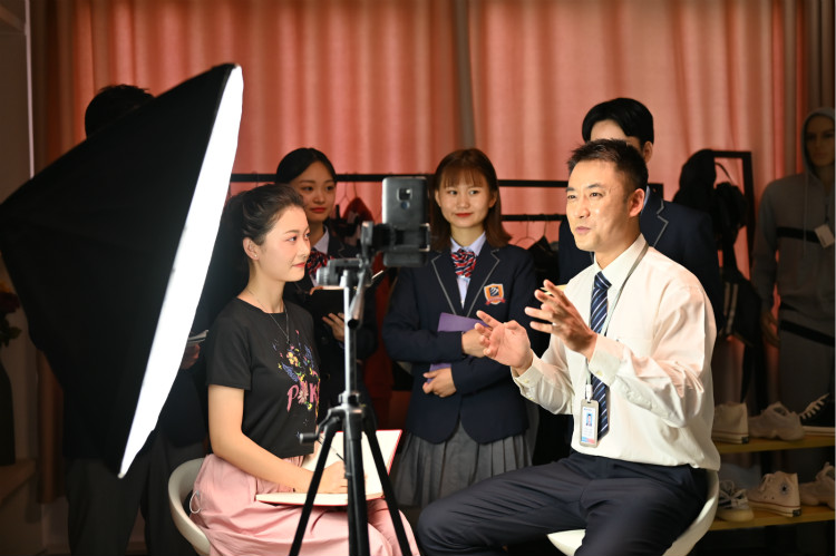 “抖音”戰(zhàn)“快手”，短視頻的硝煙燒到了香港