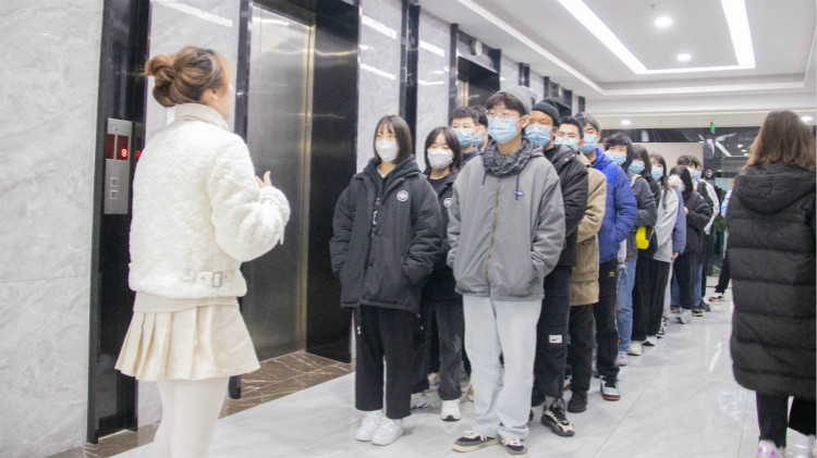 名企研學游，新華學子走進電子商務公司！