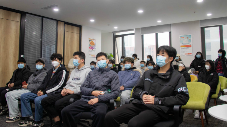 名企研學游，新華學子走進電子商務公司！