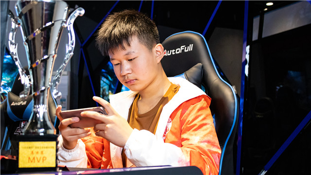 從新華到國內(nèi)頂級俱樂部，一個電競學(xué)子的成功！