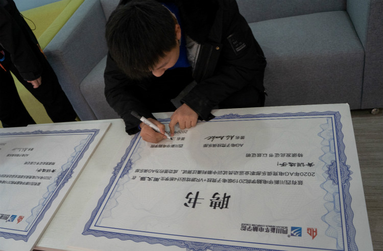 從新華到國內(nèi)頂級俱樂部，一個電競學(xué)子的成功！