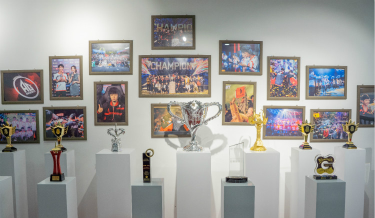 從新華到國內(nèi)頂級俱樂部，一個電競學(xué)子的成功！