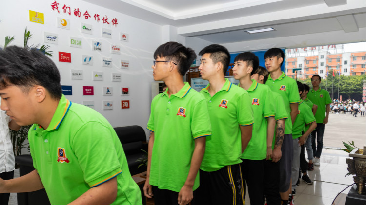 離高薪就業(yè)，你只就差一個(gè)新華的距離！