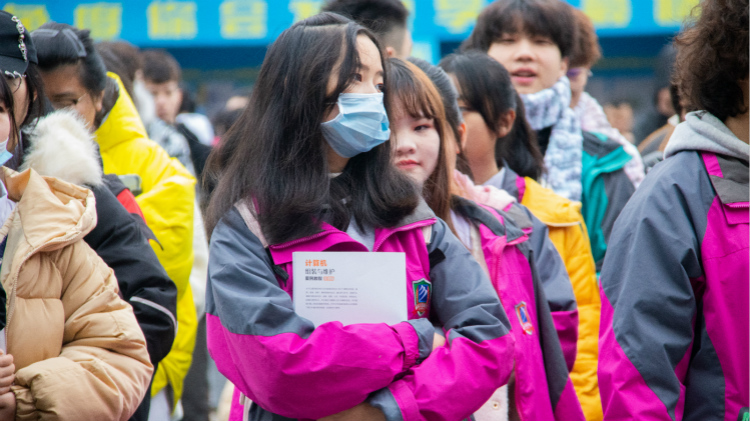 青春握手心，夢想放肩膀！因?yàn)殡娚套屓松錆M期待！