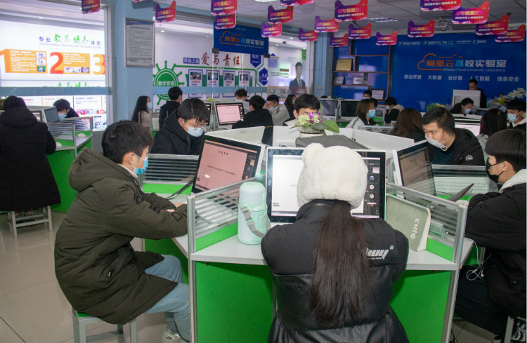 四川新華第十一屆“新華杯”全國(guó)職業(yè)技能大賽決賽啟動(dòng)儀式正式開(kāi)幕！