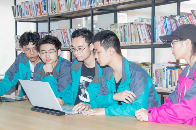 四川新華第十一屆“新華杯”全國(guó)職業(yè)技能大賽決賽啟動(dòng)儀式正式開(kāi)幕！