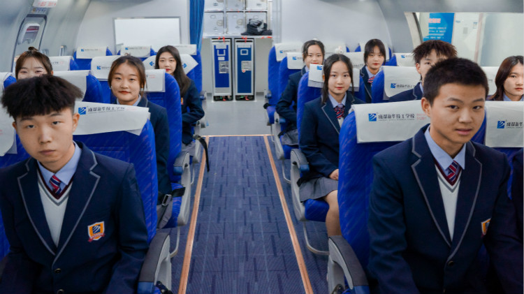 “神鳥”起飛了！成都天府國際機(jī)場試飛四川新華迎來高光時刻！