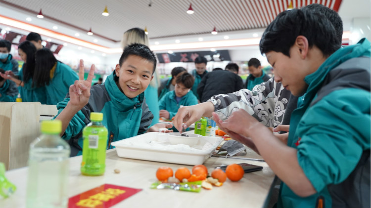 師生鬧元宵，四川新華陪你一起過大年！
