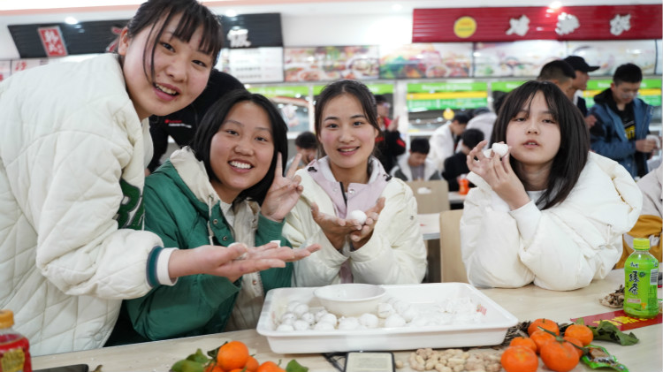 師生鬧元宵，四川新華陪你一起過大年！