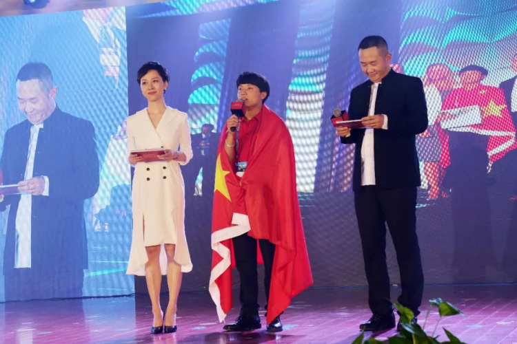 聚焦兩會(huì) | 新華互聯(lián)網(wǎng)+教育助力鄉(xiāng)村振興！