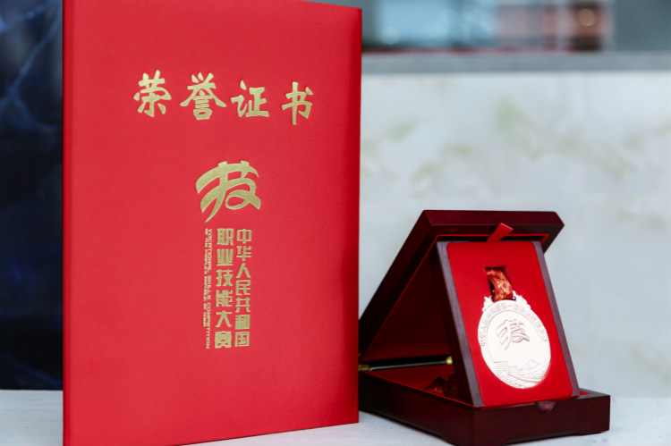 聚焦兩會(huì) | 新華互聯(lián)網(wǎng)+教育助力鄉(xiāng)村振興！