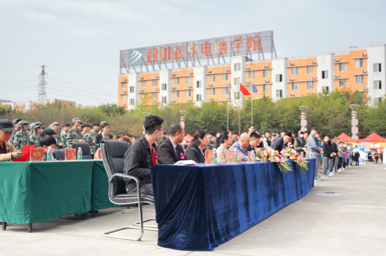 四川新華電腦學(xué)院雙選會現(xiàn)場，人才爭奪戰(zhàn)正式打響！