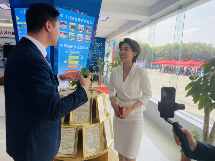 四川新華電腦學(xué)院雙選會現(xiàn)場，人才爭奪戰(zhàn)正式打響！