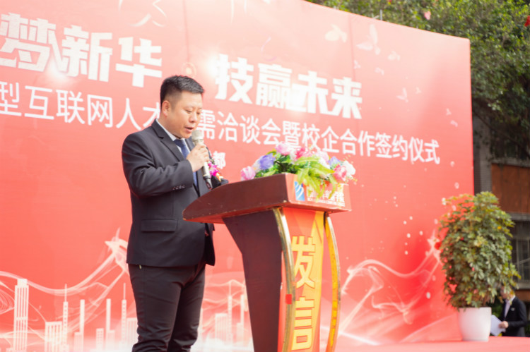 四川新華電腦學(xué)院雙選會現(xiàn)場，人才爭奪戰(zhàn)正式打響！