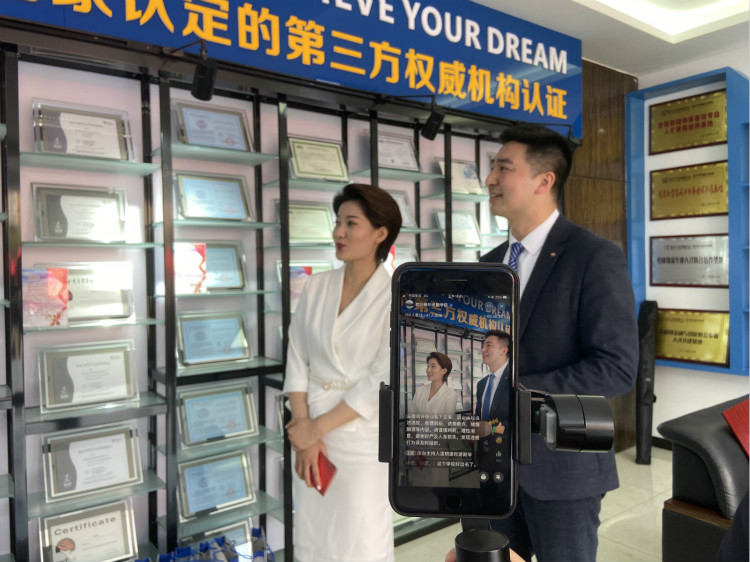 四川新華電腦學(xué)院雙選會現(xiàn)場，人才爭奪戰(zhàn)正式打響！