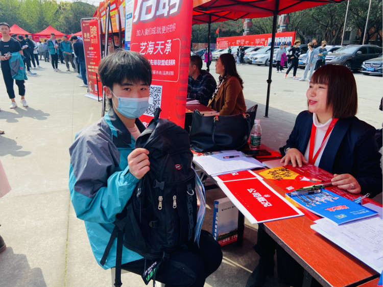 四川新華電腦學(xué)院雙選會現(xiàn)場，人才爭奪戰(zhàn)正式打響！