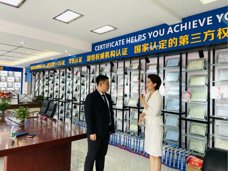 四川新華電腦學(xué)院雙選會現(xiàn)場，人才爭奪戰(zhàn)正式打響！