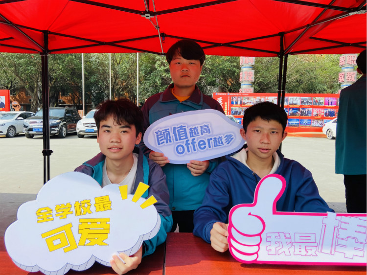 四川新華電腦學(xué)院雙選會現(xiàn)場，人才爭奪戰(zhàn)正式打響！