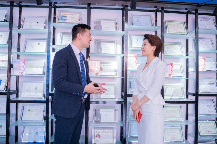 四川電視臺主持人凌玥帶你解鎖不一樣的四川新華！