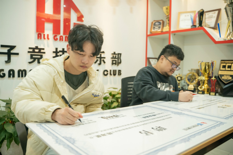 重磅！四川新華又一電競(jìng)少年簽約國(guó)內(nèi)頂級(jí)AG俱樂(lè)部！