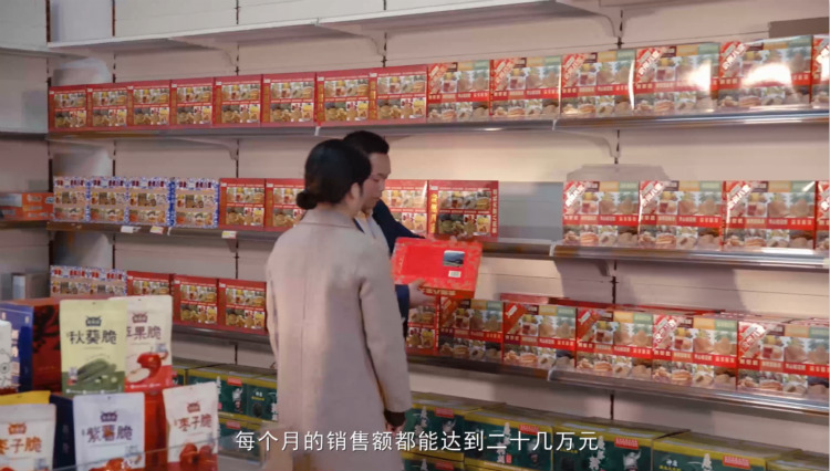 “新華電腦學(xué)校就像一座橋，把我和家鄉(xiāng)連接在一起！”