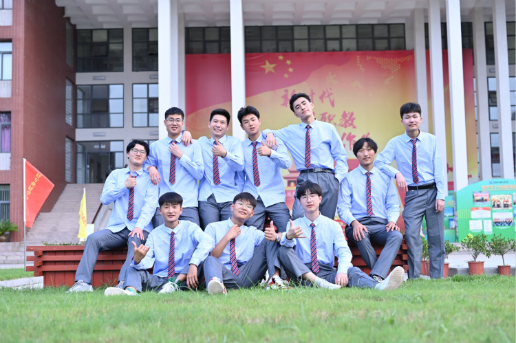 新華助力更多青年學(xué)子憑借一技之長擇業(yè)無憂！