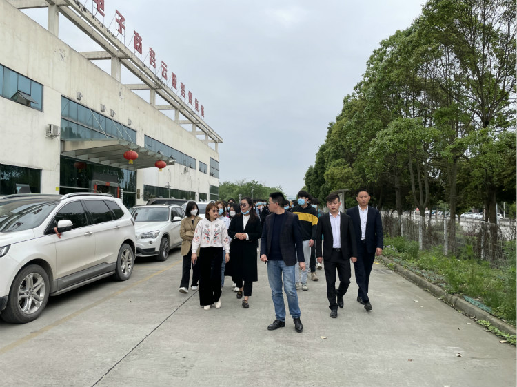 名企研學(xué)游——四川新華學(xué)子走進(jìn)成都蜘蛛網(wǎng)倉(cāng)物聯(lián)！