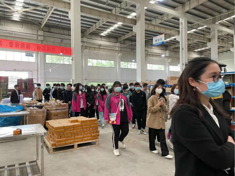 名企研學(xué)游——四川新華學(xué)子走進(jìn)成都蜘蛛網(wǎng)倉(cāng)物聯(lián)！