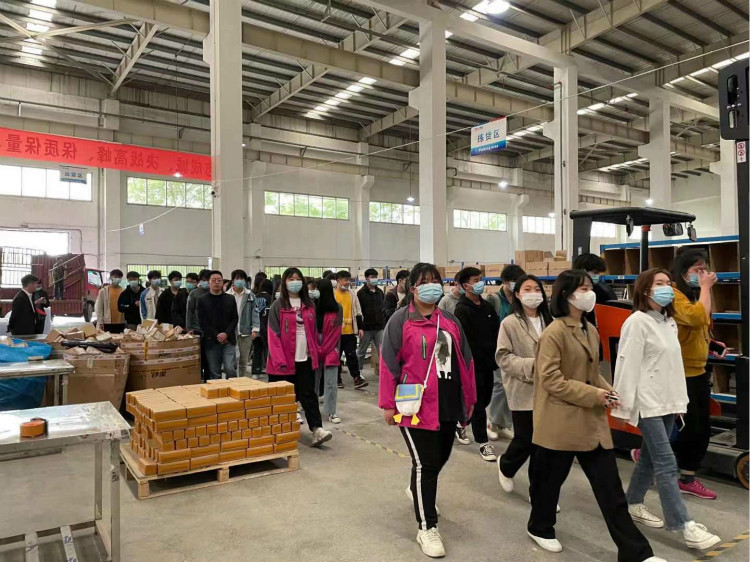 名企研學(xué)游——四川新華學(xué)子走進(jìn)成都蜘蛛網(wǎng)倉(cāng)物聯(lián)！