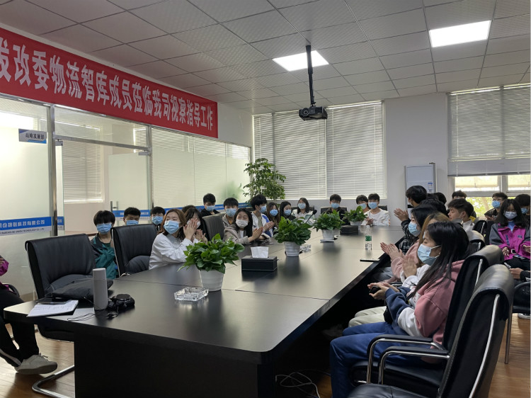 名企研學(xué)游——四川新華學(xué)子走進(jìn)成都蜘蛛網(wǎng)倉(cāng)物聯(lián)！