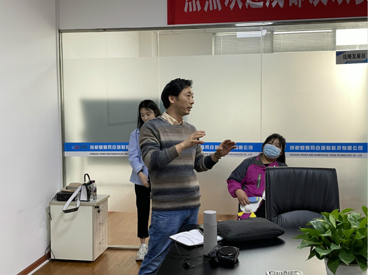 名企研學(xué)游——四川新華學(xué)子走進(jìn)成都蜘蛛網(wǎng)倉(cāng)物聯(lián)！
